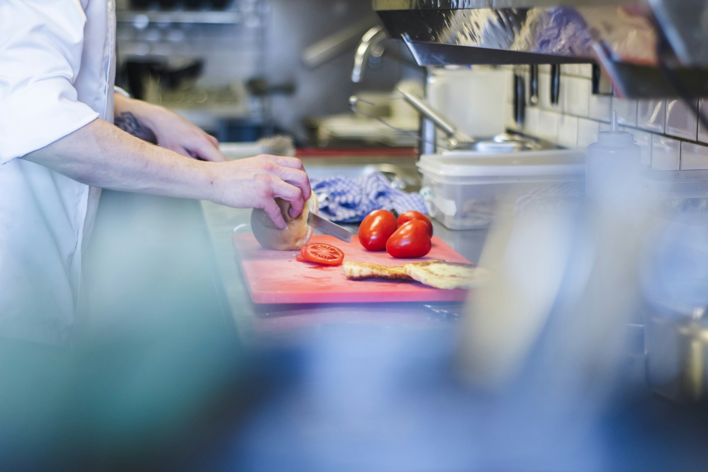 Découpe d’aliments en cuisine. Photographie d’illustration de la préparation alimentaire.