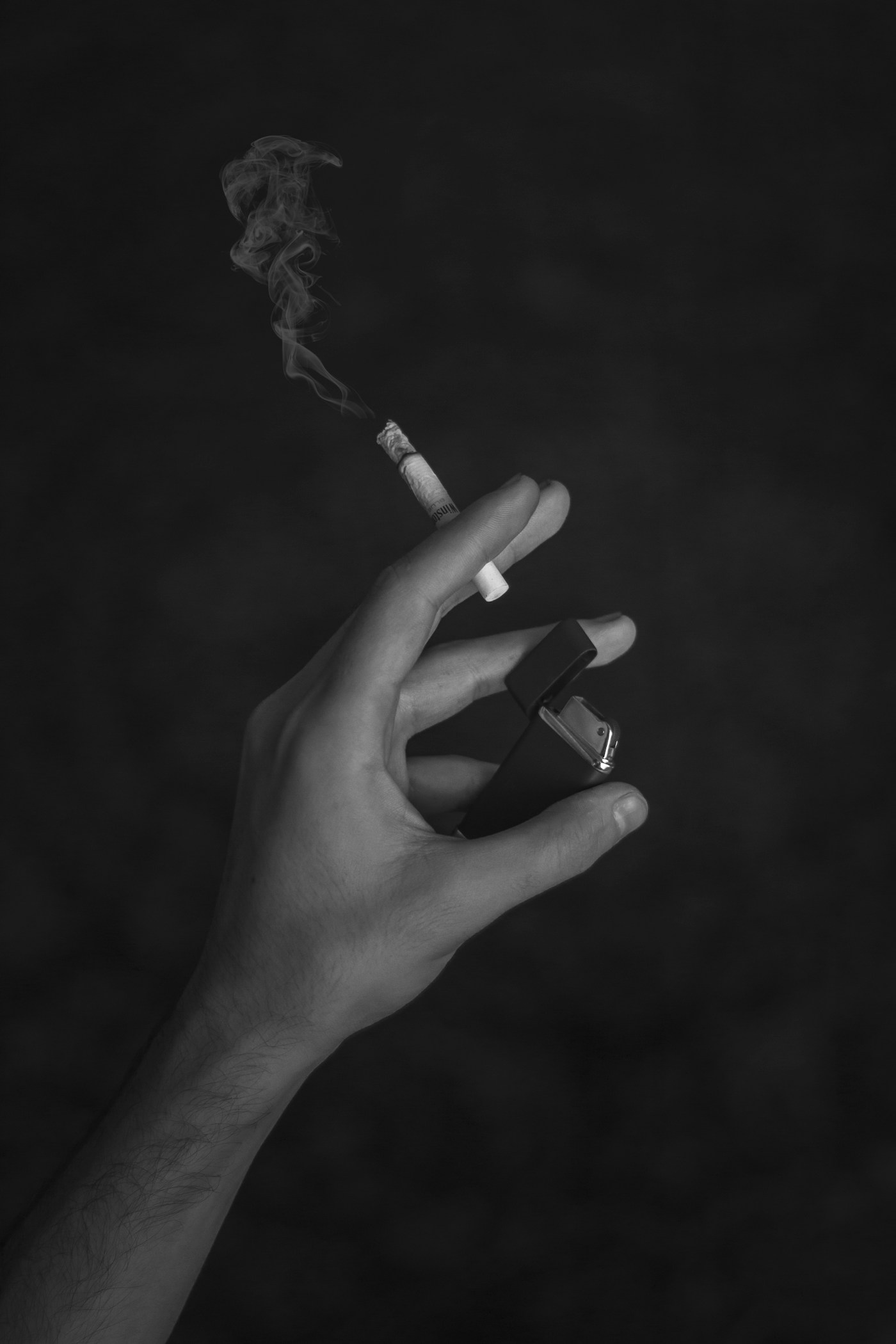 Main tenant une cigarette. Photographie d’illustration du tabagisme, sans patient cité.