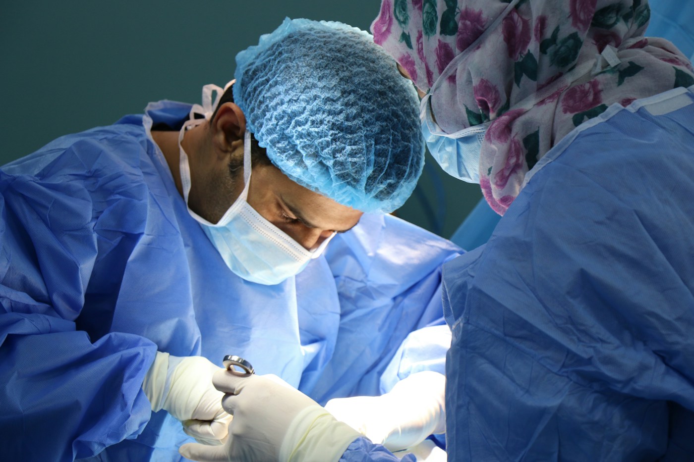Équipe chirurgicale au bloc opératoire. Photographie d’illustration, sans intervention de cataracte identifiée.