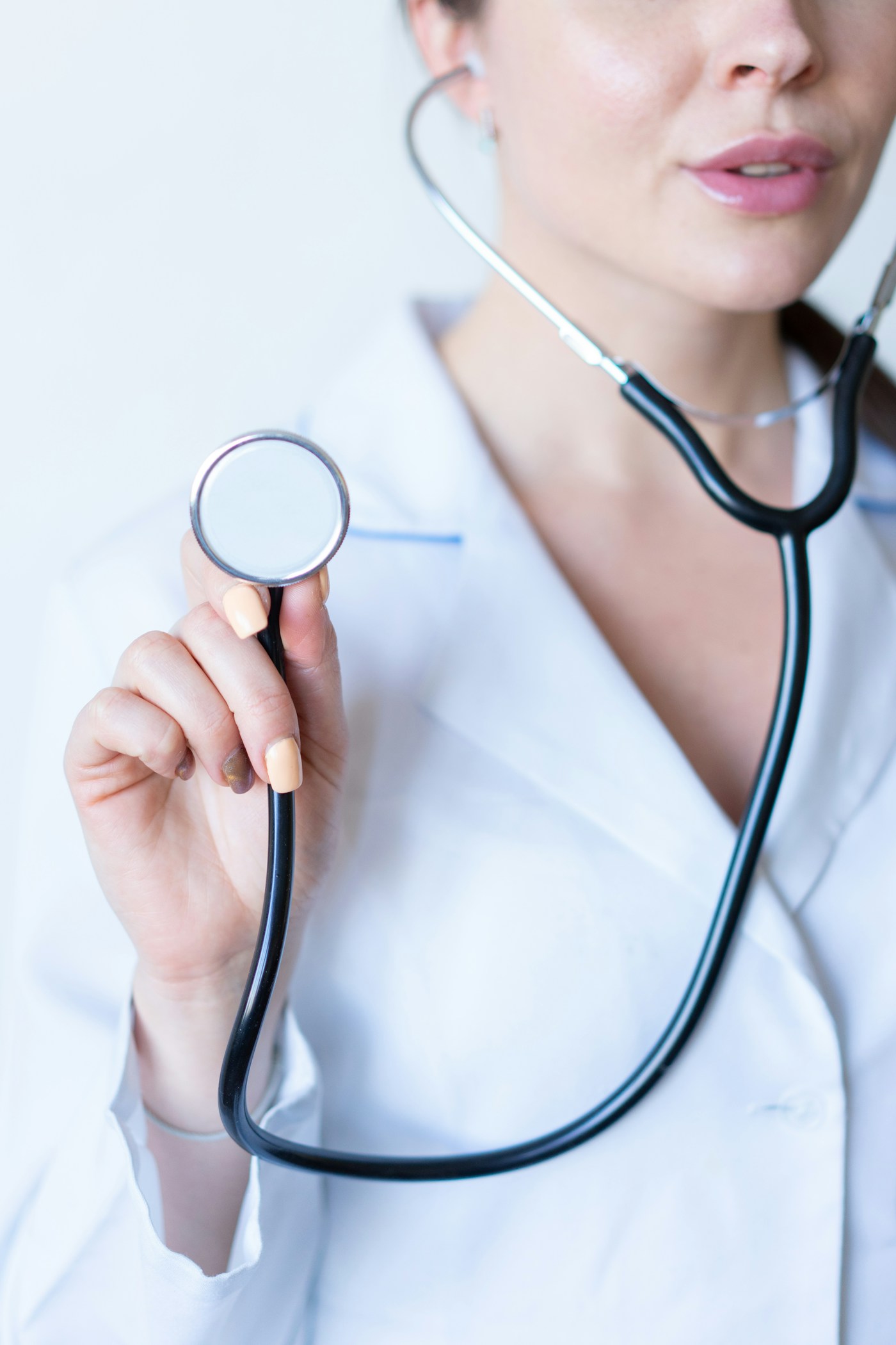Professionnelle de santé et stéthoscope. Illustration d’une consultation, sans diagnostic attribué à la personne photographiée.