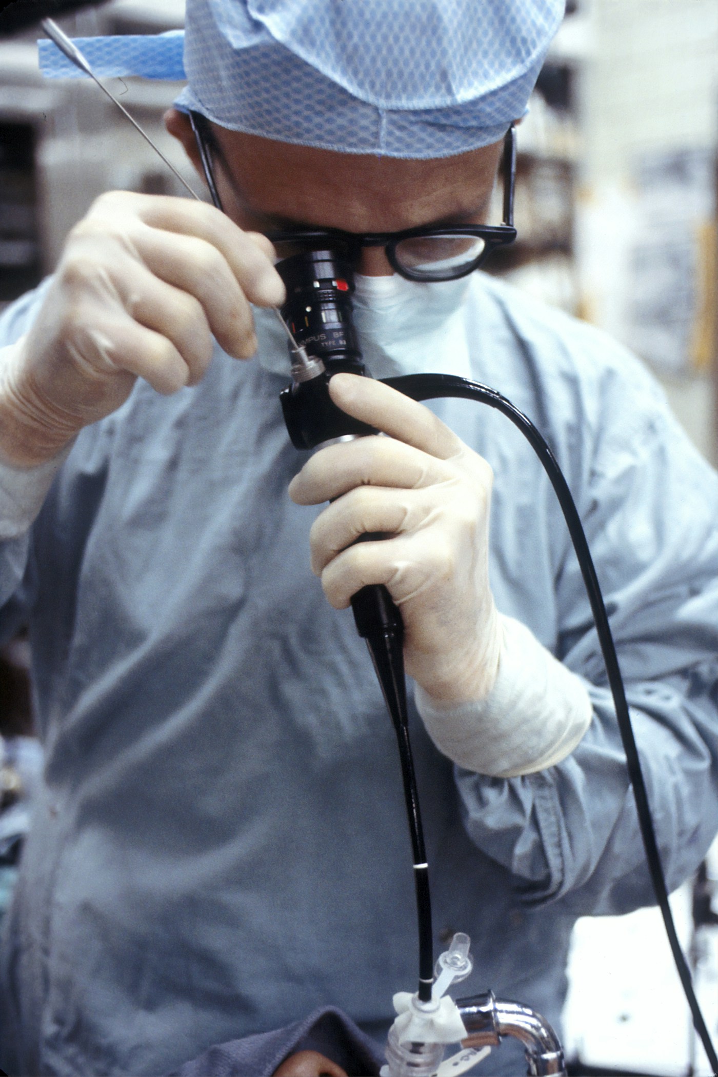 Professionnel manipulant un équipement d’endoscopie. Photographie documentaire du National Cancer Institute.