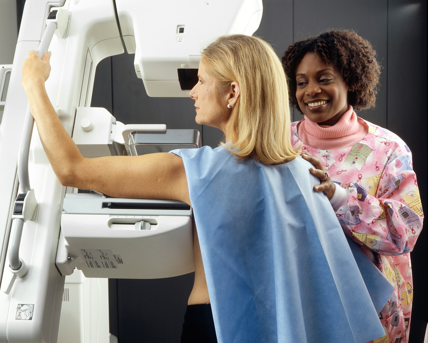 Accompagnement auprès d’un appareil de mammographie. Photographie d’illustration publiée par le National Cancer Institute.