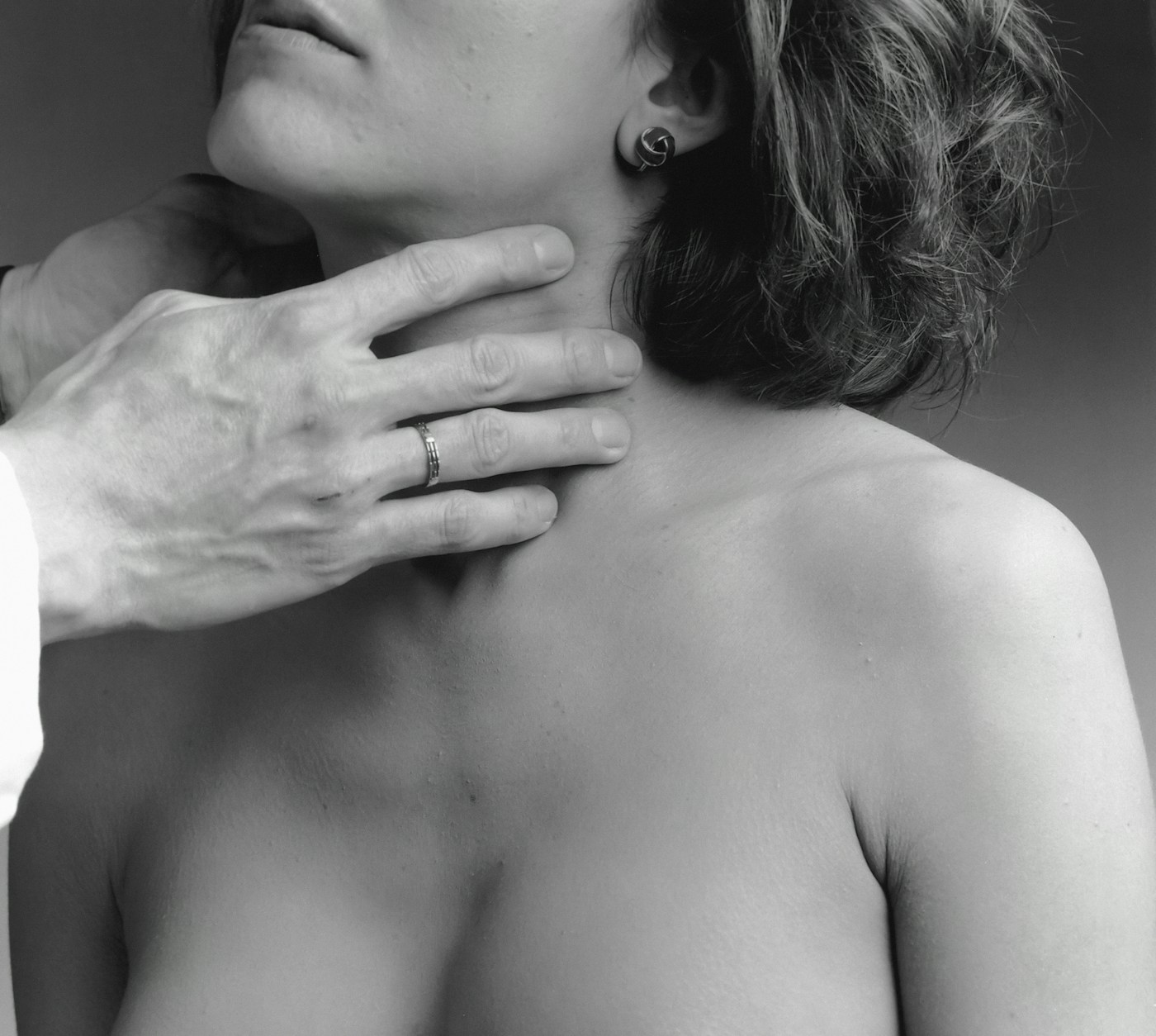 Geste d’accompagnement dans une relation de soins. Photographie d’illustration.