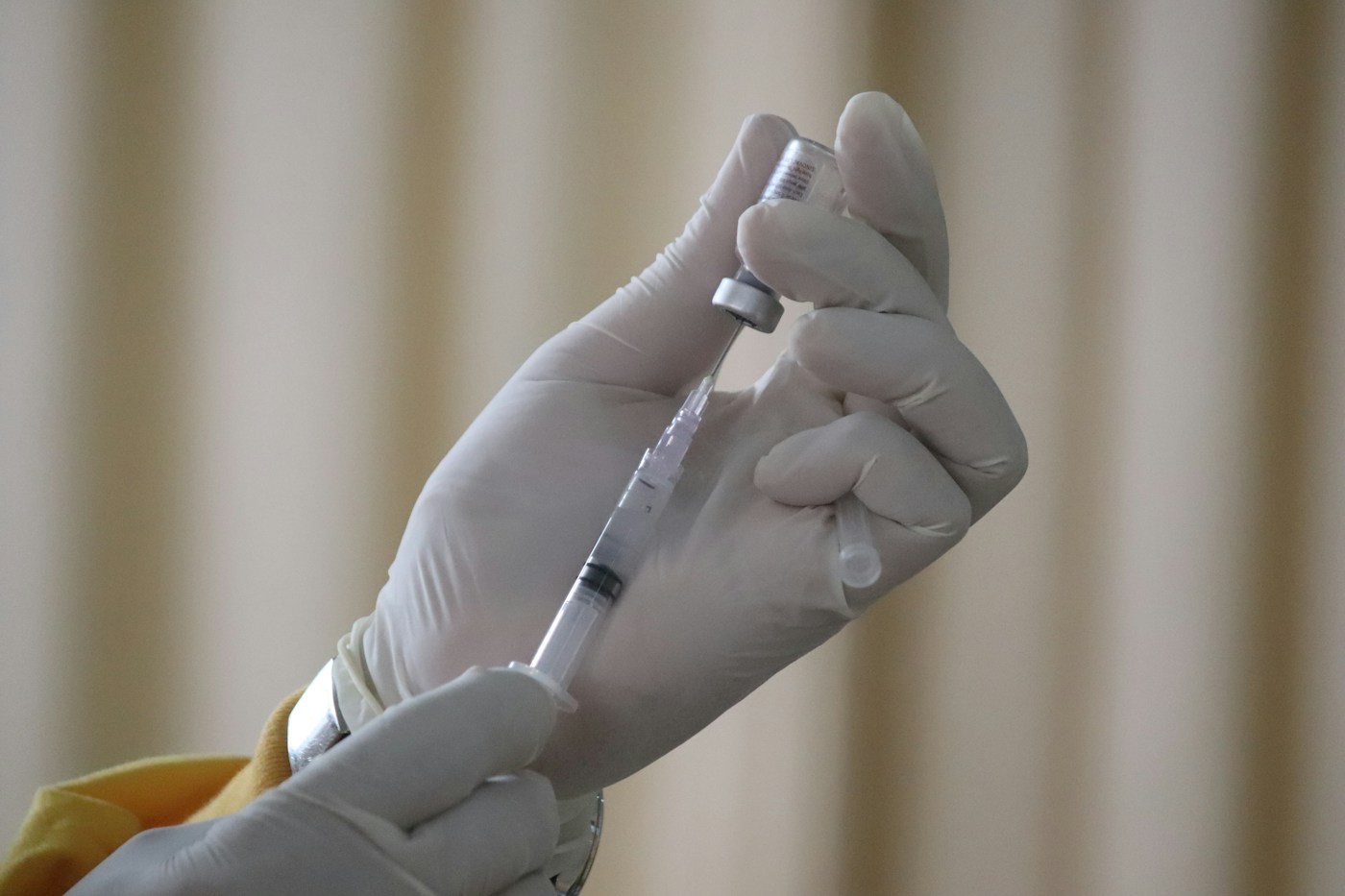 Préparation d’une seringue à partir d’un flacon. Illustration de la vaccination, sans identification d’un vaccin HPV.