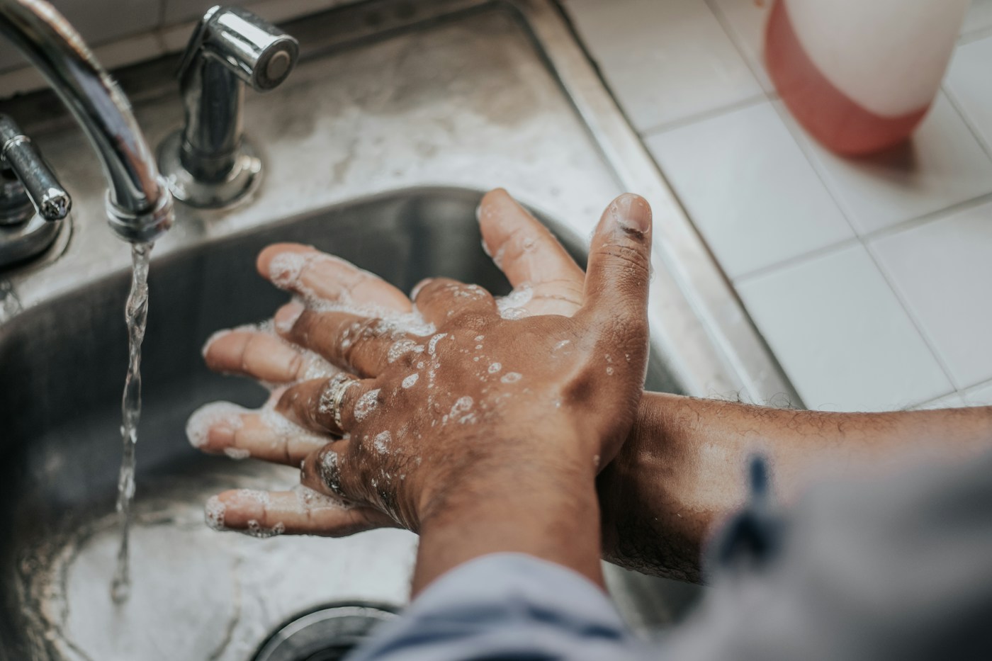 Lavage des mains au lavabo. Photographie d’illustration de l’hygiène des mains.