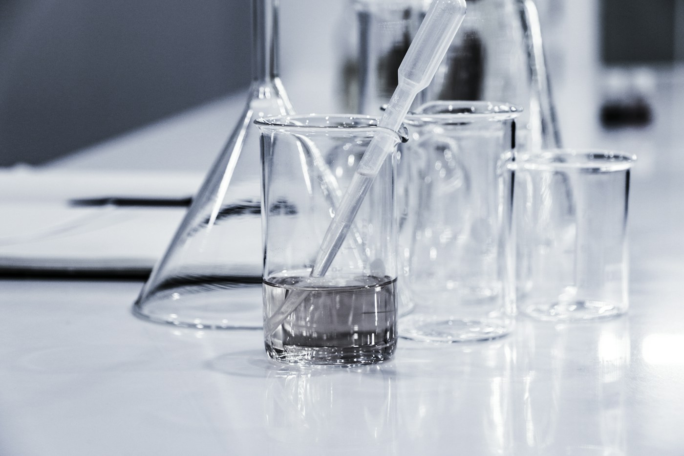 Verrerie de laboratoire. Photographie d’illustration de l’analyse biologique, sans prélèvement humain ni résultat identifié.