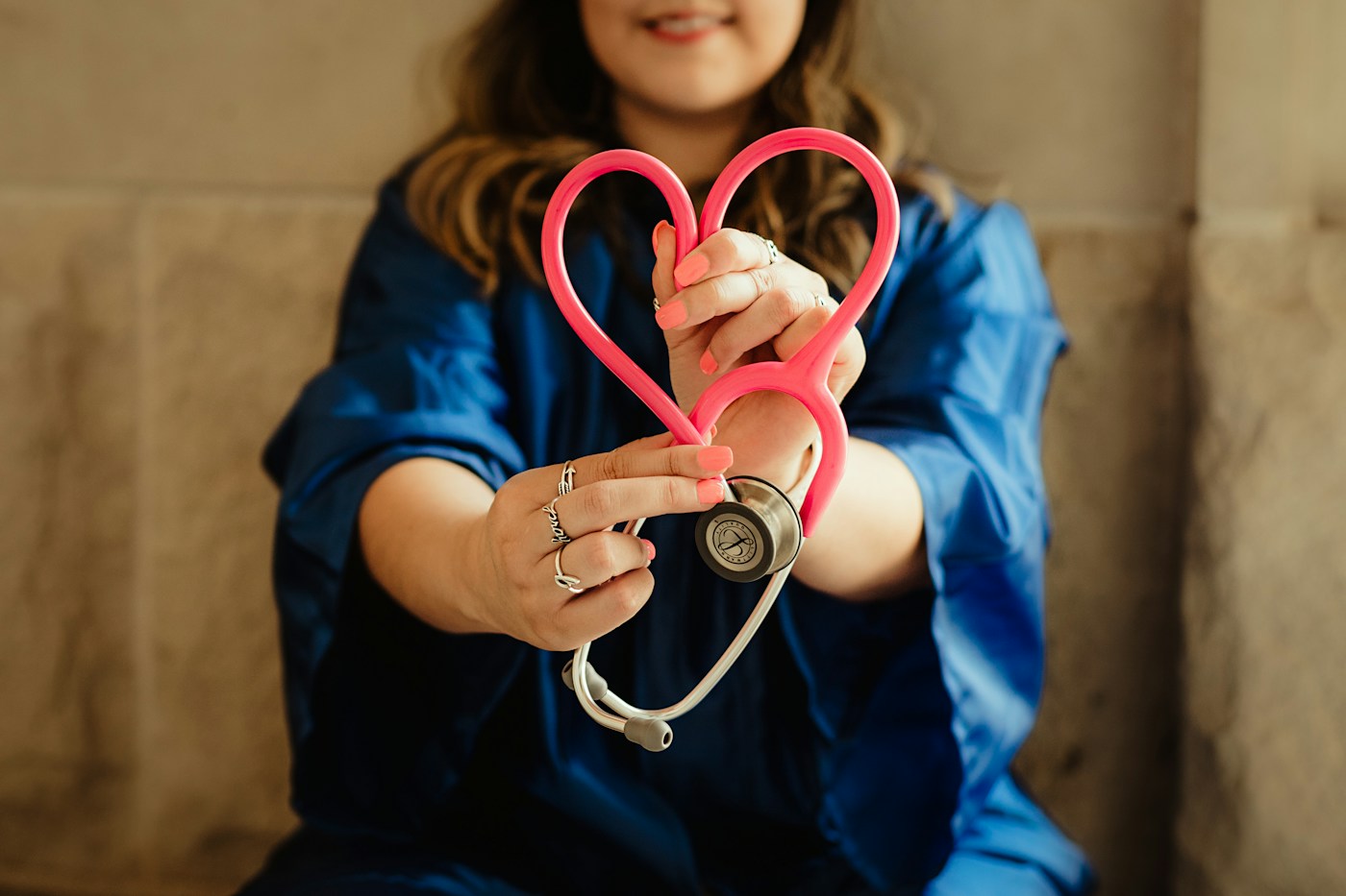 Professionnelle de santé en tenue de consultation. Photographie d’illustration.