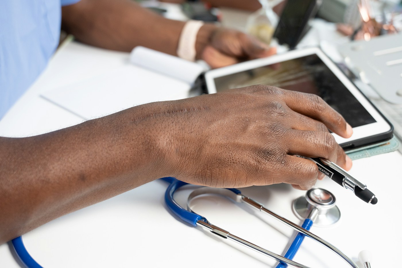 Échange et documents dans un environnement de soins. Illustration des démarches, sans dossier réel du cabinet.