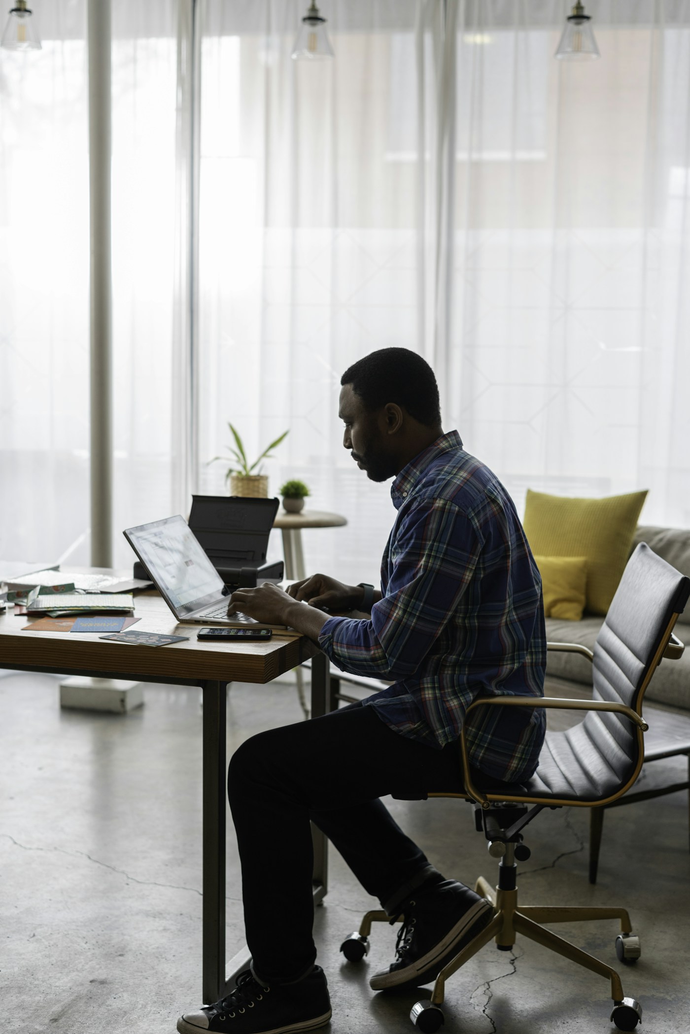 Travail assis devant un ordinateur. Photographie d’illustration de la sédentarité au bureau.