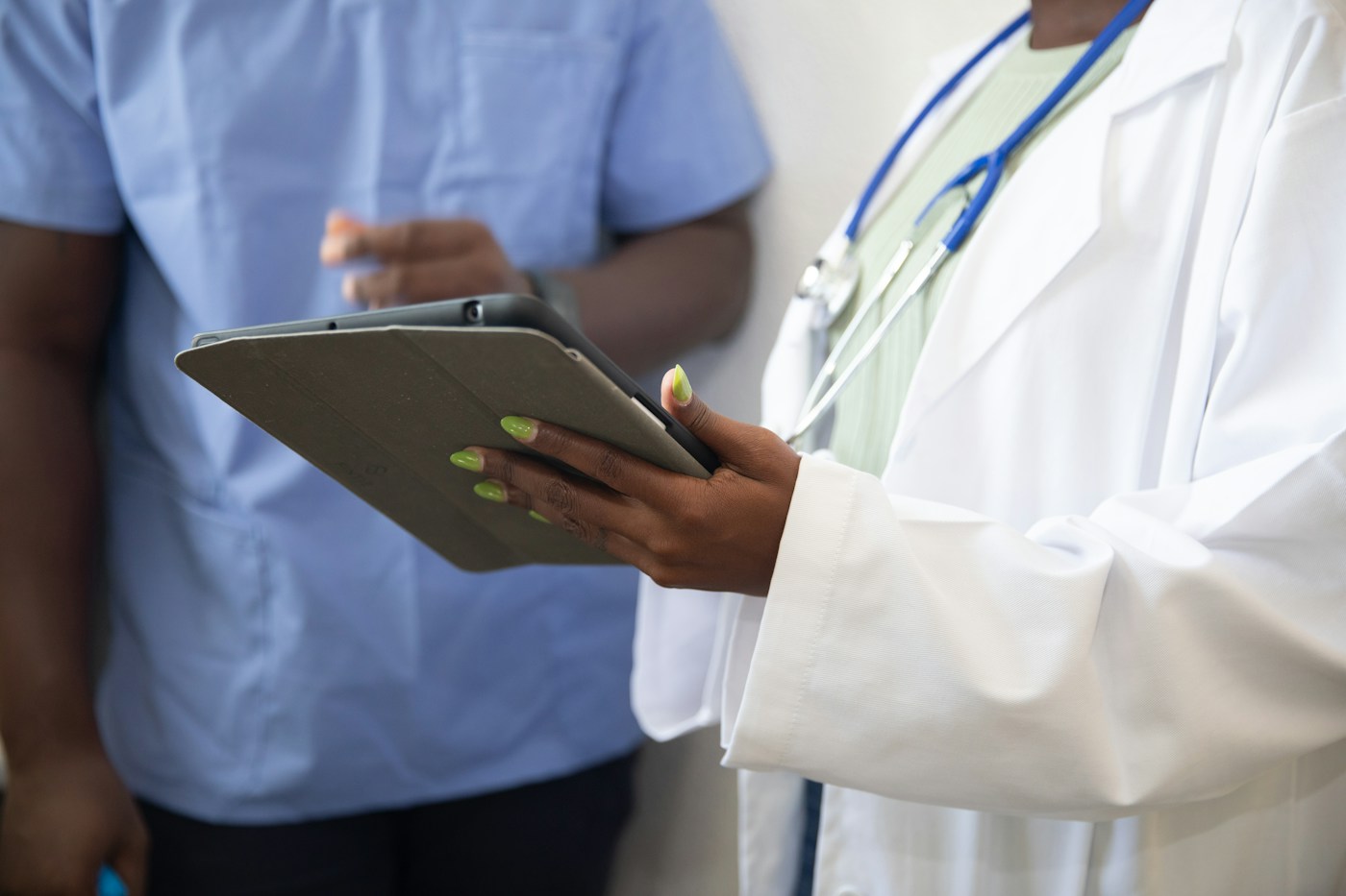 Un médecin échange avec une patiente à partir d’une tablette. Illustration du suivi, sans produit Wegovy représenté.